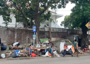 Tak Sesuai Perda, 13 Kios Semi Permanen di Cihapit Bandung Dibongkar Secara Mandiri