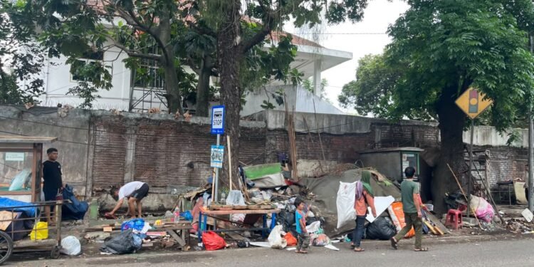 Tak Sesuai Perda, 13 Kios Semi Permanen di Cihapit Bandung Dibongkar Secara Mandiri