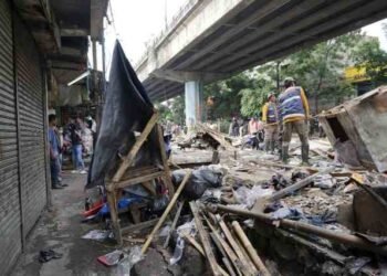 Tanpa Paksaan, Puluhan Pedagang di Bawah Flyover Kiaracondong Bongkar Bangunan Liar