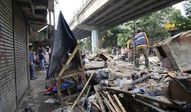 Tanpa Paksaan, Puluhan Pedagang di Bawah Flyover Kiaracondong Bongkar Bangunan Liar