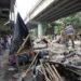 Tanpa Paksaan, Puluhan Pedagang di Bawah Flyover Kiaracondong Bongkar Bangunan Liar