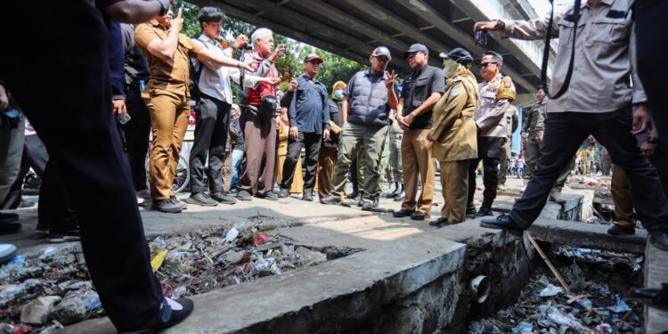 Benahi Trotoar dan Drainase Kiaracondong, Farhan Tegaskan PKL Harus Ikuti Aturan